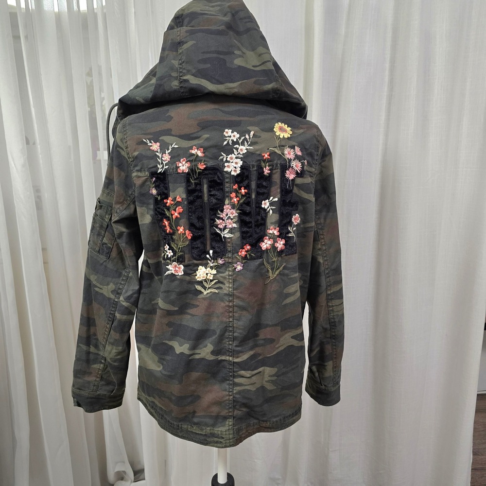 American Eagle Outfitters Camo Jacket Floral LOVE Embroidered Hooded Size‎ Small